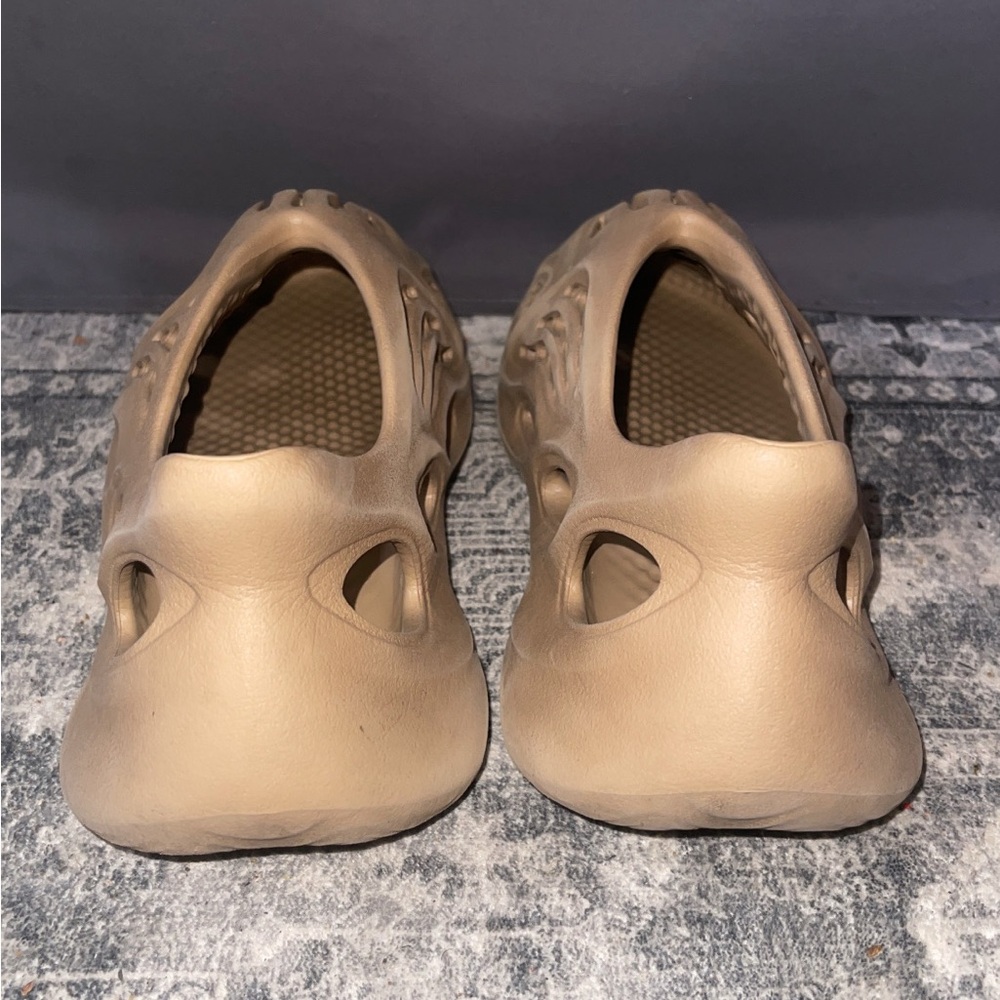 Yeezy - Picture 2 of 5